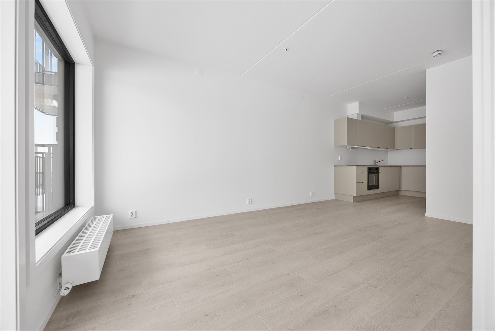 Gjennomgående lys laminat på gulv og malte flater gir et nøytralt og tidløst utgangspunkt. Galleribilde