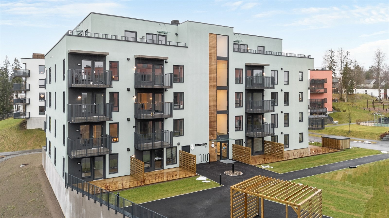 Leiligheten ligger i et moderne og veletablert boligbygg på Råholtåsen. Galleribilde