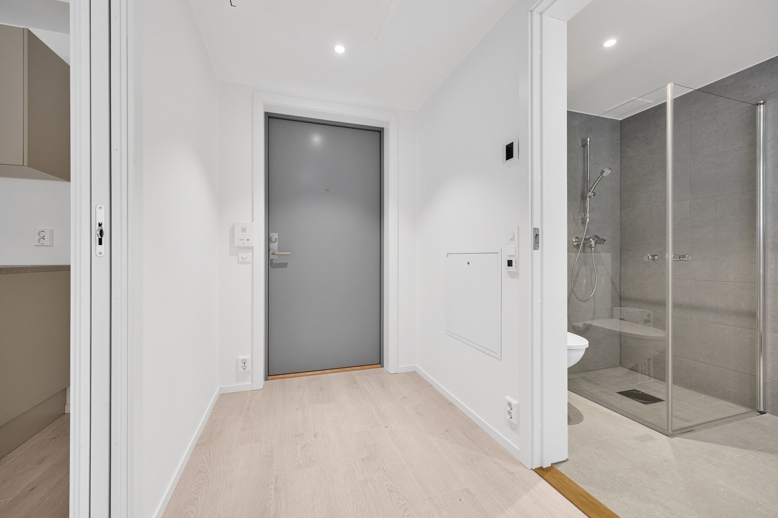 Praktisk entré på 4,3 m² med downlights i himling som gir god belysning. Galleribilde