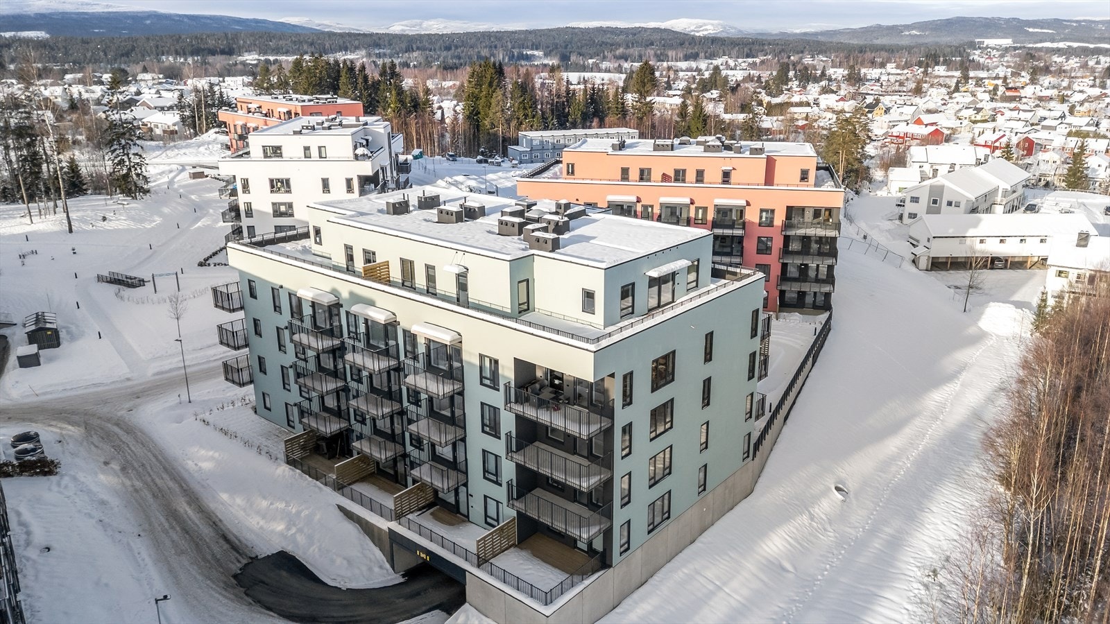 Boligen er tilbaketrukket, noe som gir et rolig og behagelig bomiljø. Galleribilde
