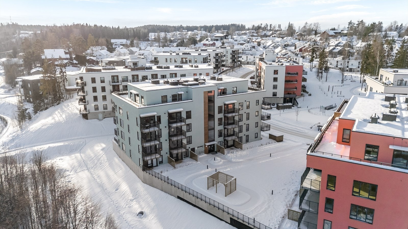 For pendlere er det kort vei til E6 og gangavstand til Eidsvoll Verk stasjon. Galleribilde