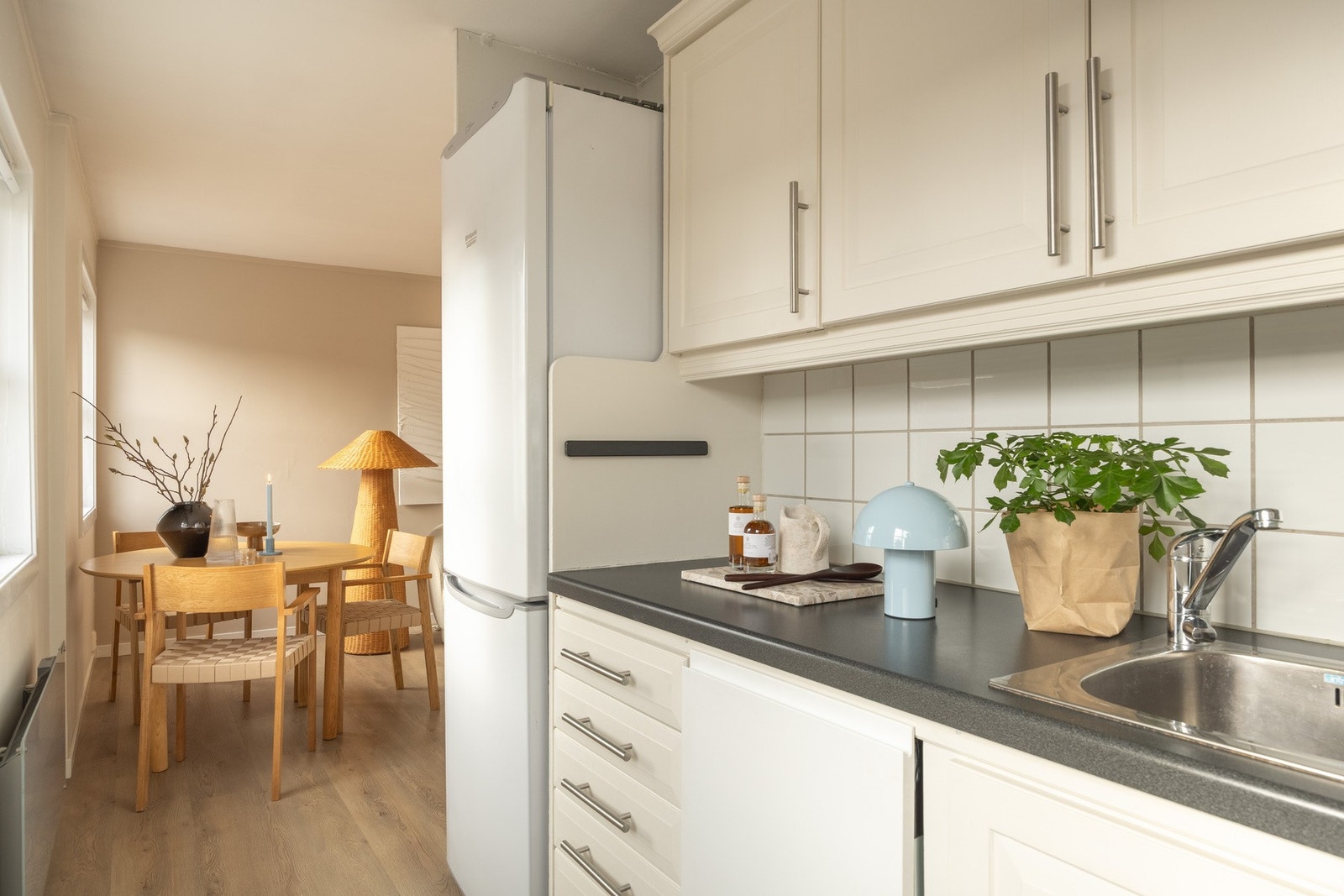 Luftig kjøkken med praktiske løsninger samt godt med både skap- og benkeplass. Galleribilde