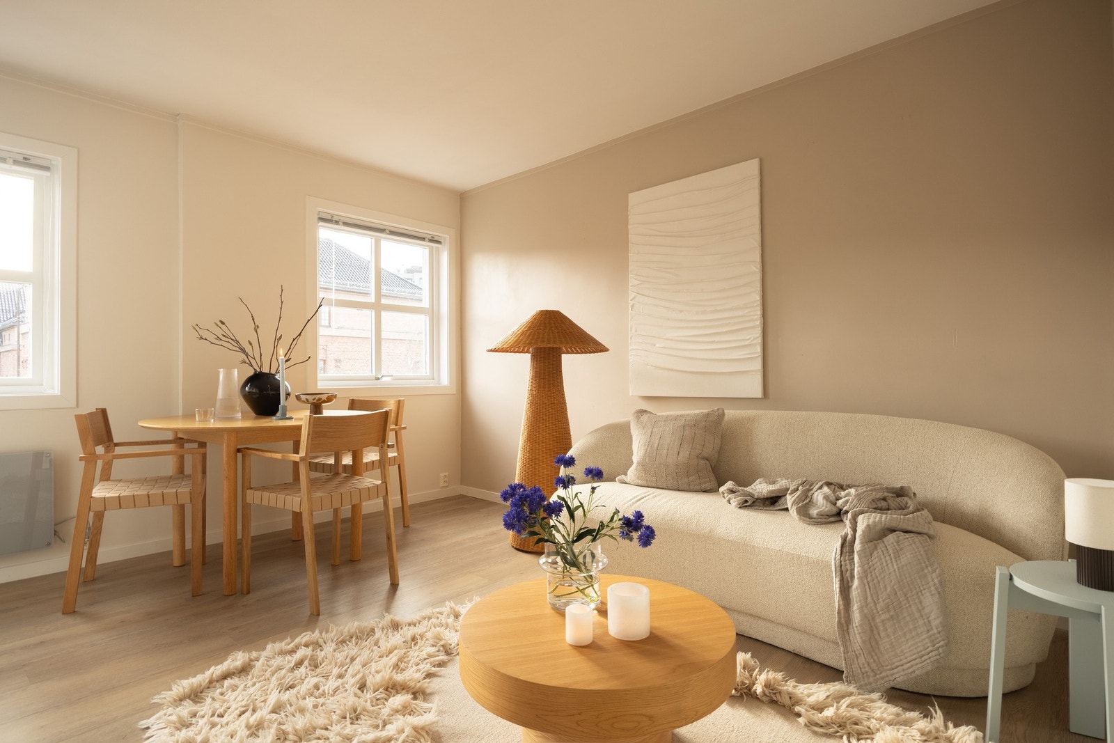 Leiligheten har store vindusflater som slipper inn mye naturlig lys. Galleribilde