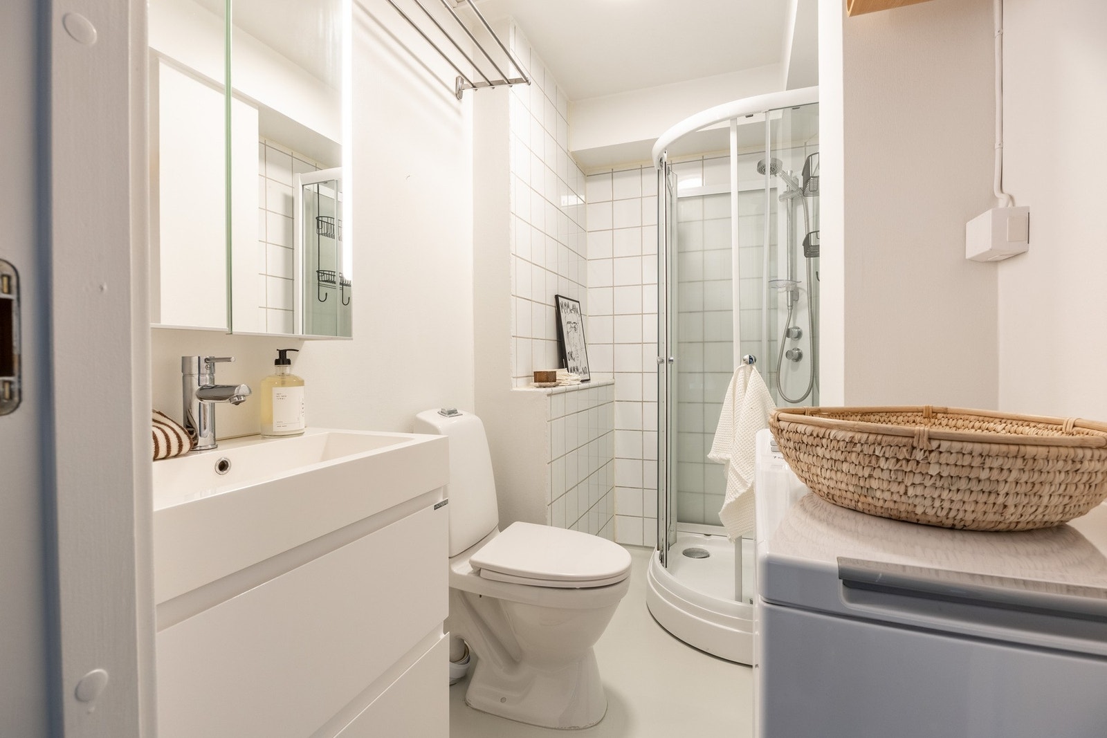 Praktisk baderom med gulvvarme med nyere termostat (fra 2023). Galleribilde