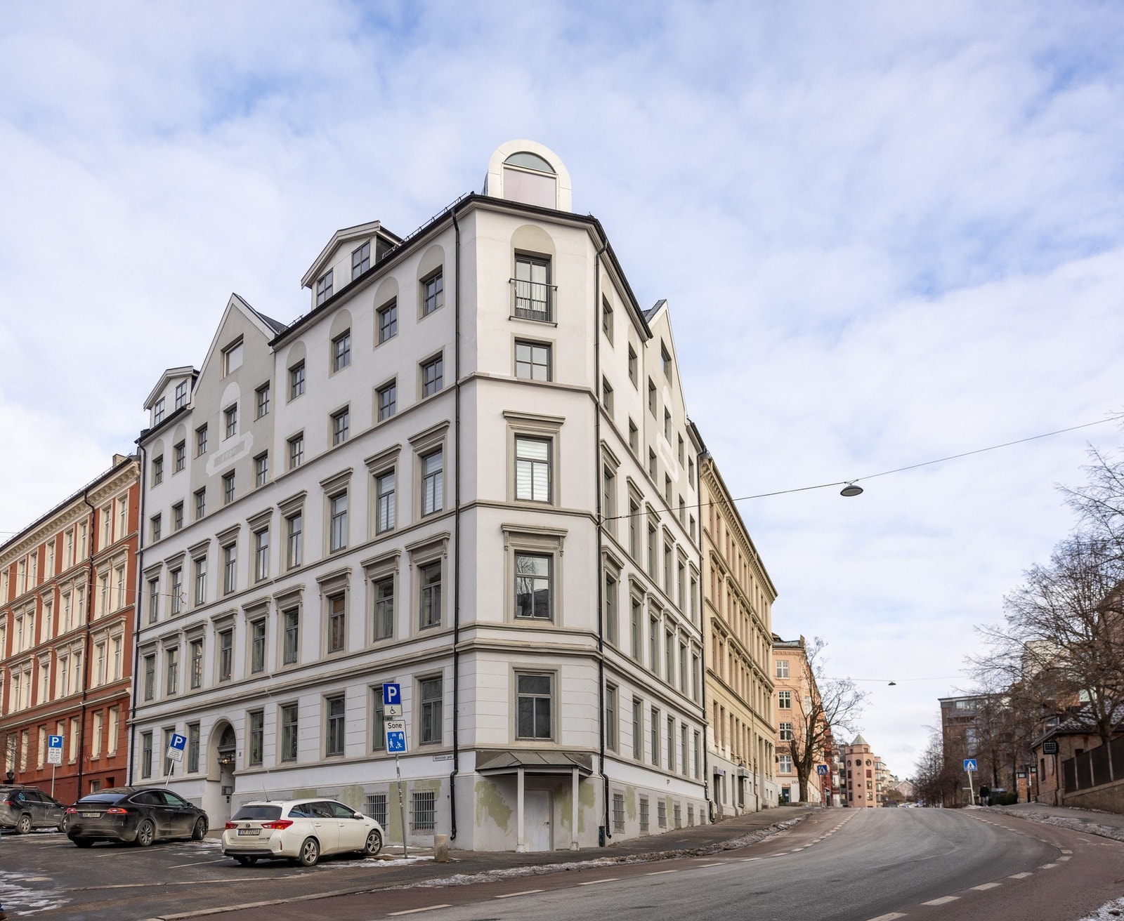 Beliggende i en rolig og stille sidegate. Galleribilde