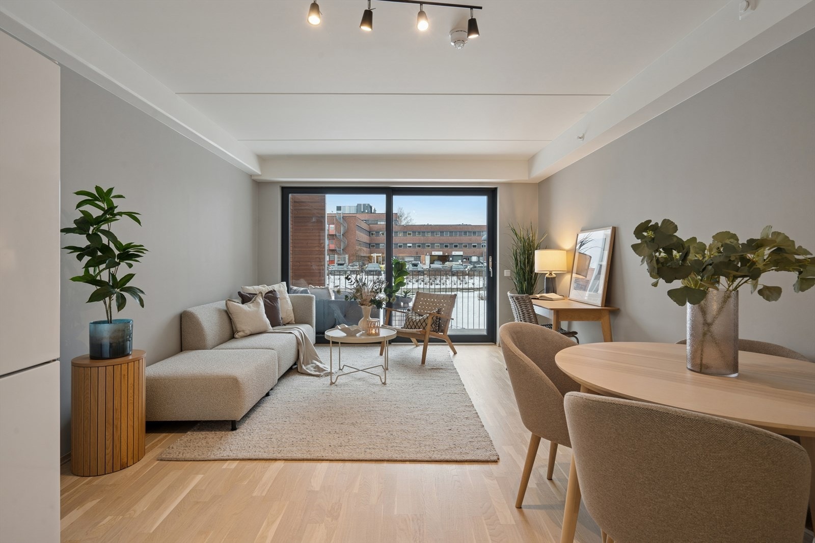 Flott leilighet beliggende i 2 etg med utsyn over fellesområdet. Galleribilde