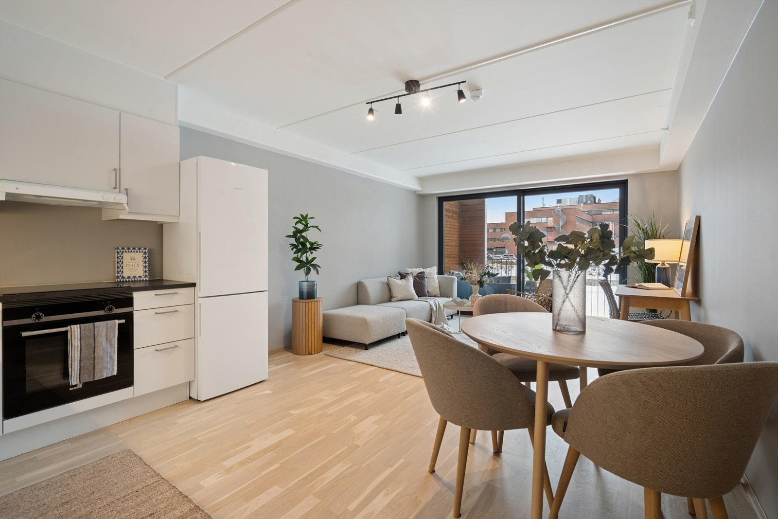 Stue og kjøkken i åpen løsning Galleribilde