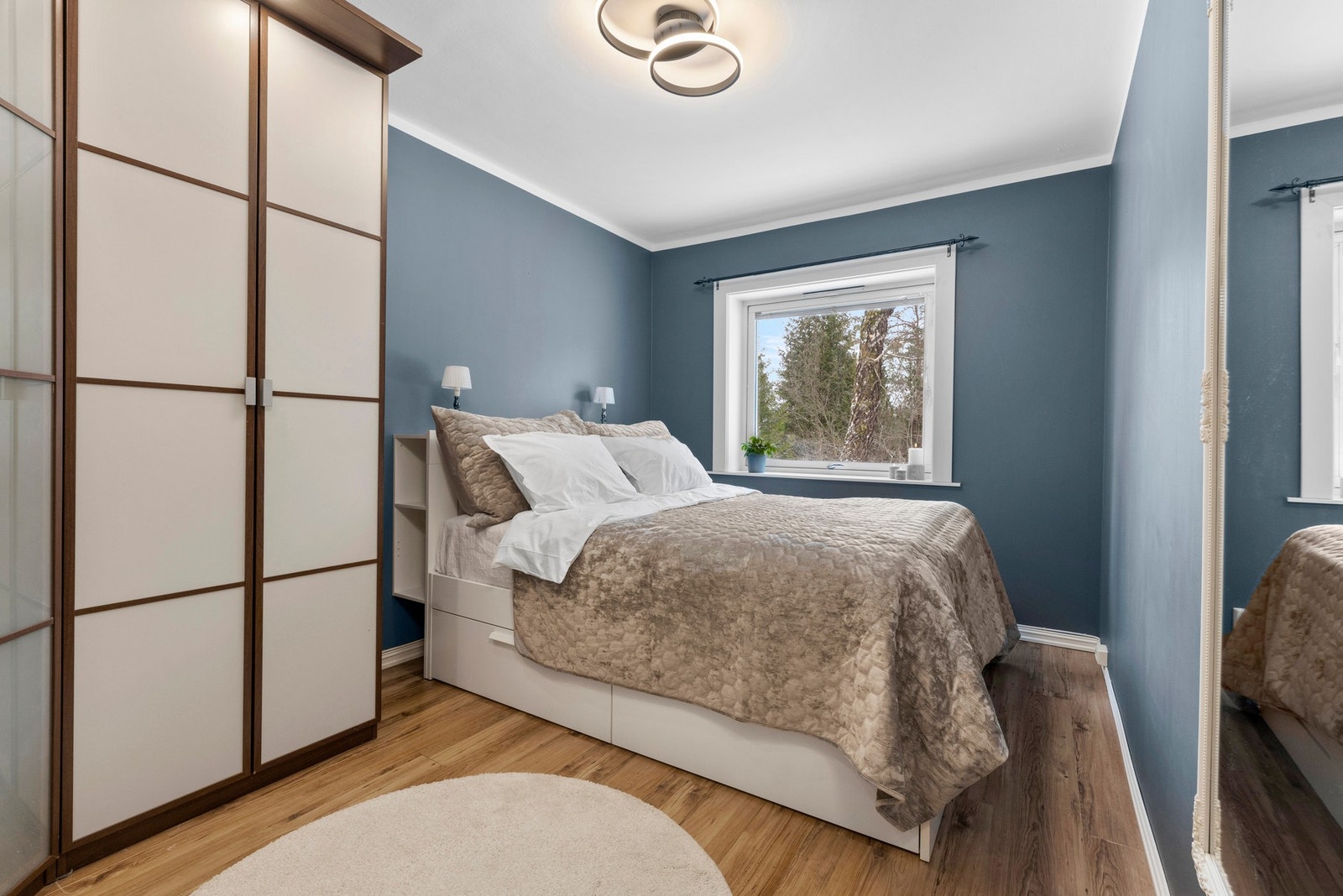 Hovedsoverom med adkomst fra stuen og god plass til dobbeltseng med tilhørende nattbord Galleribilde