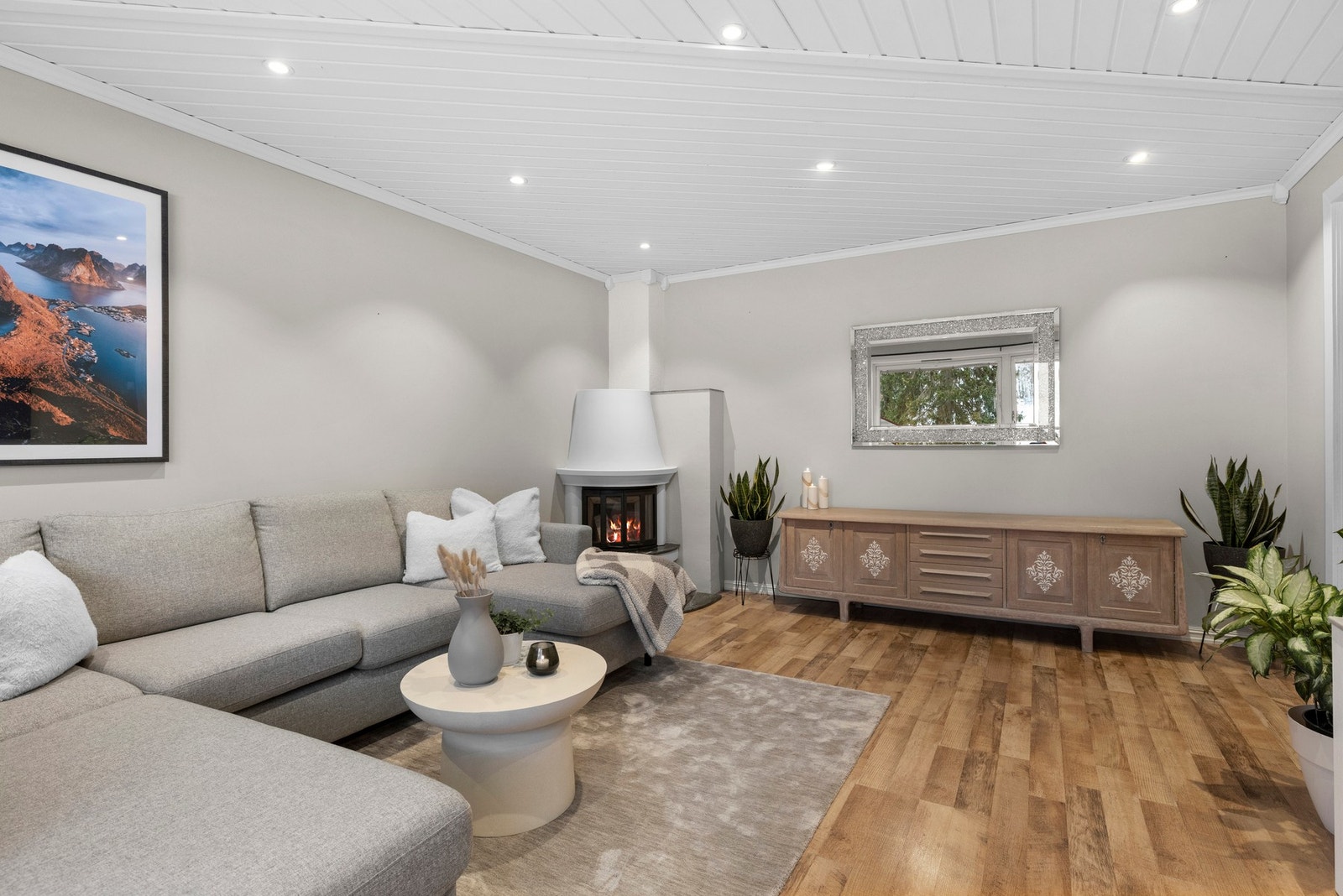 Stuen har fleksible møbleringsmuligheter og god plass til ulike interiørløsninger Galleribilde