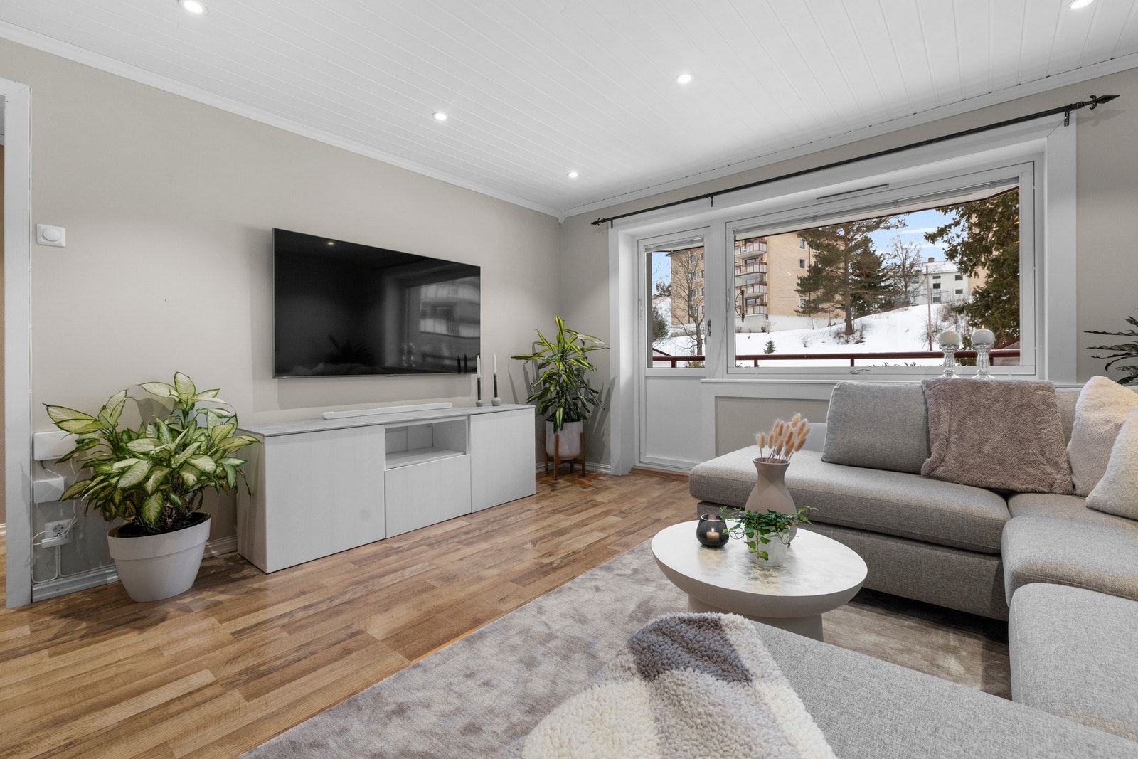 Lys og romslig stue med store vindusflater som slipper inn rikelig med naturlig lys og gir en god romfølelse Galleribilde