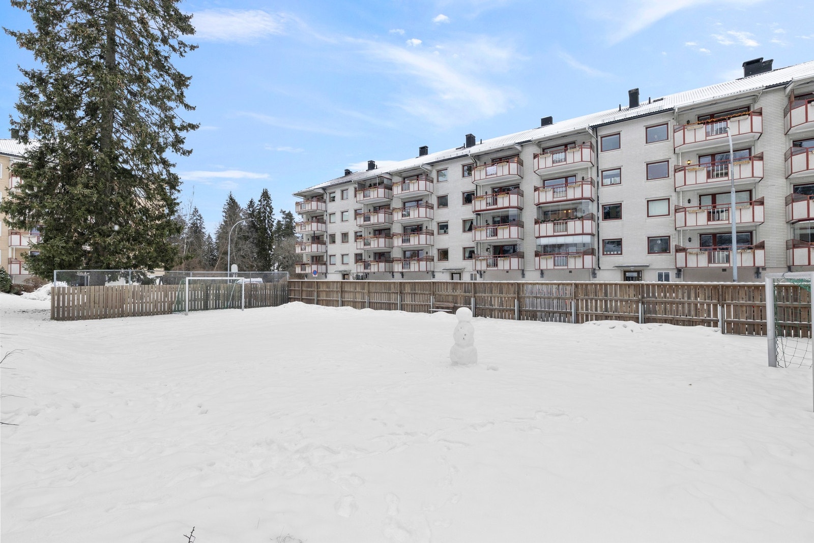 Borettslaget har en stor ballplass og det er muligheter for p-plass etter venteliste Galleribilde