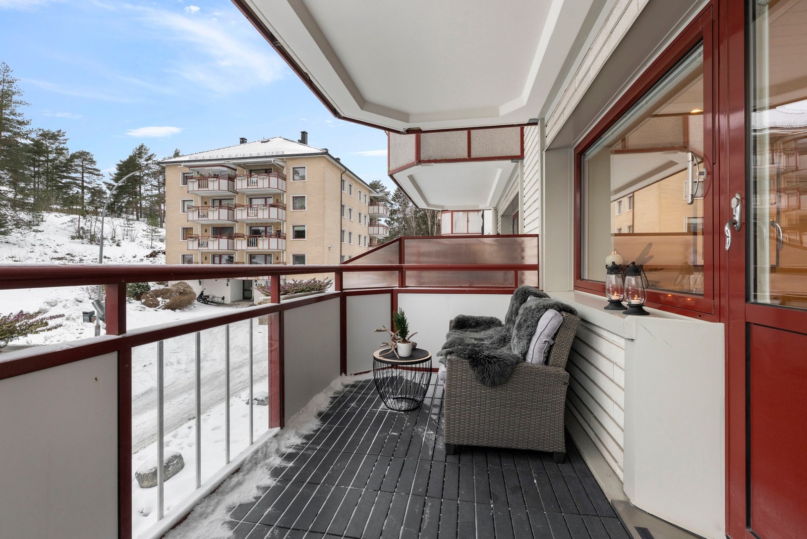 Solrik og skjermet balkong med gode solforhold og hyggelig atmosfære Galleribilde