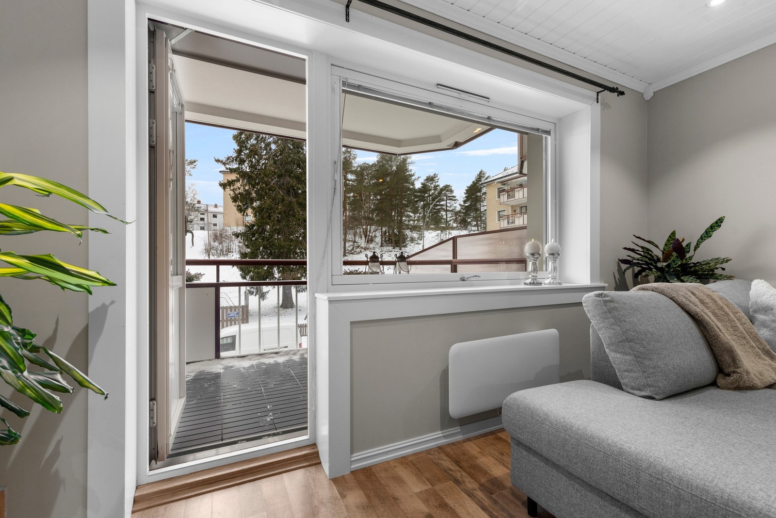 Utgang fra stuen til vestvendt balkong på ca. 7 kvm. med god plass til balkongmøbler Galleribilde