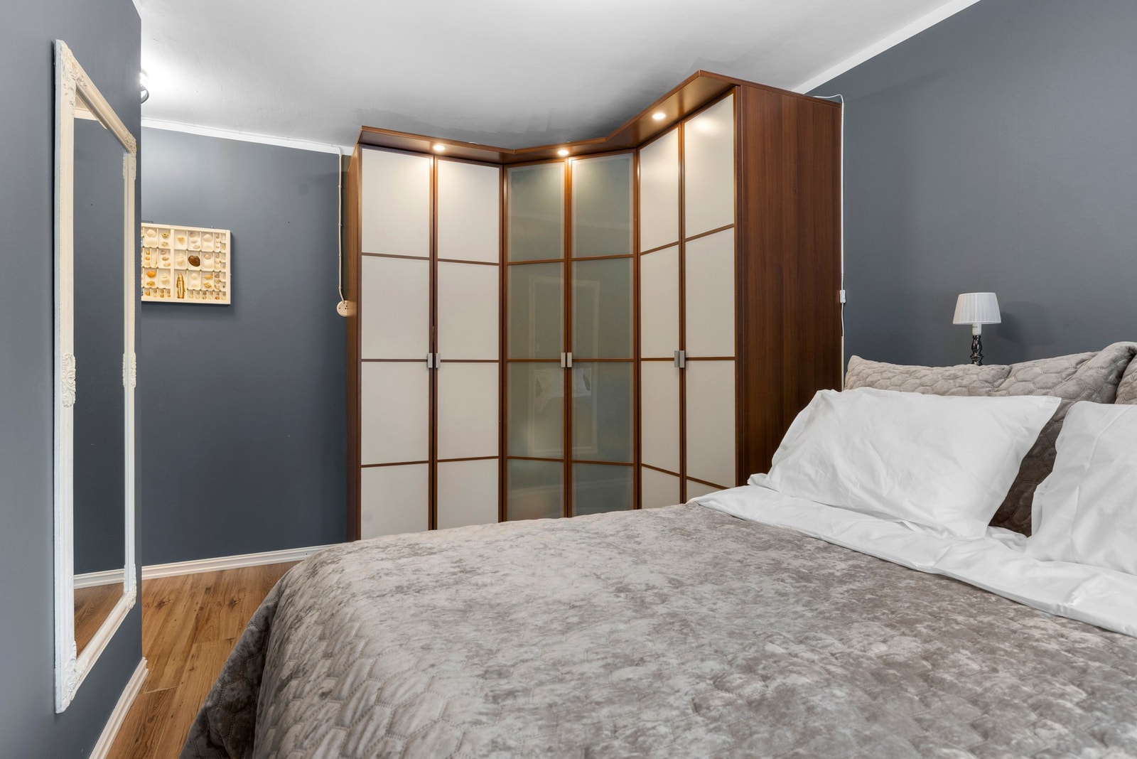 Soverommet vender mot øst med utsikt til skogsteig, uten innsyn fra naboer, og har et praktisk, stort klesskap med gode oppbevaringsmuligheter Galleribilde