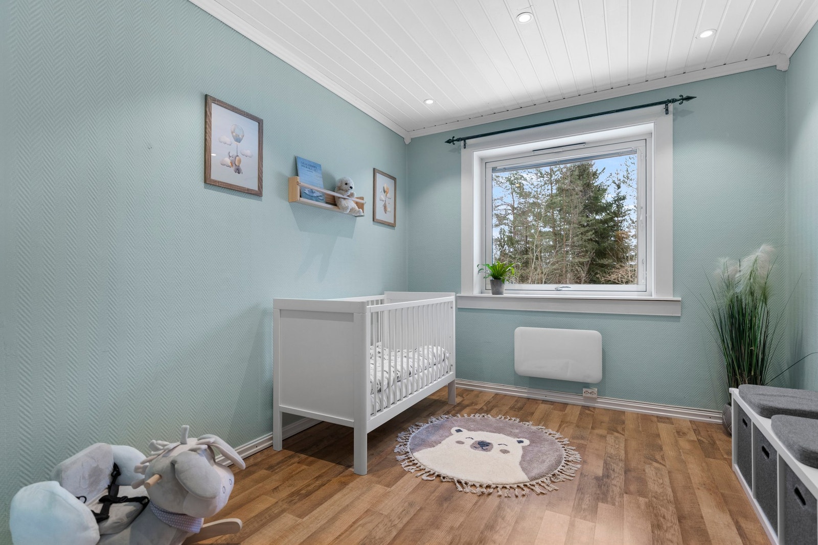 Soverom med adkomst fra entreen, praktisk plassert og med fleksible bruksmuligheter Galleribilde