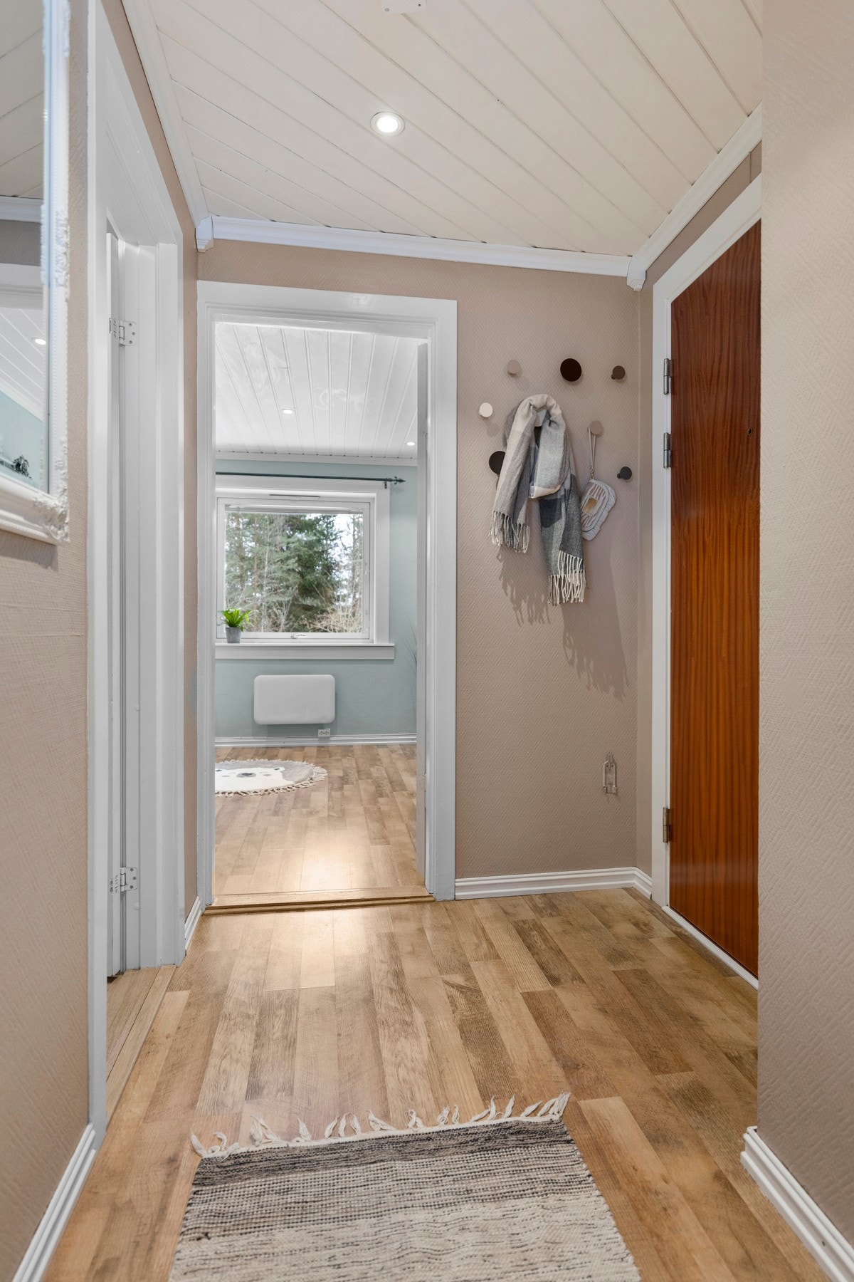 Lagringsbod på loftet på ca. 5,5 kvm. med skråtak og større gulvflate på ca. 9,9 kvm. Tilgang til felles tørkerom på loftet Galleribilde