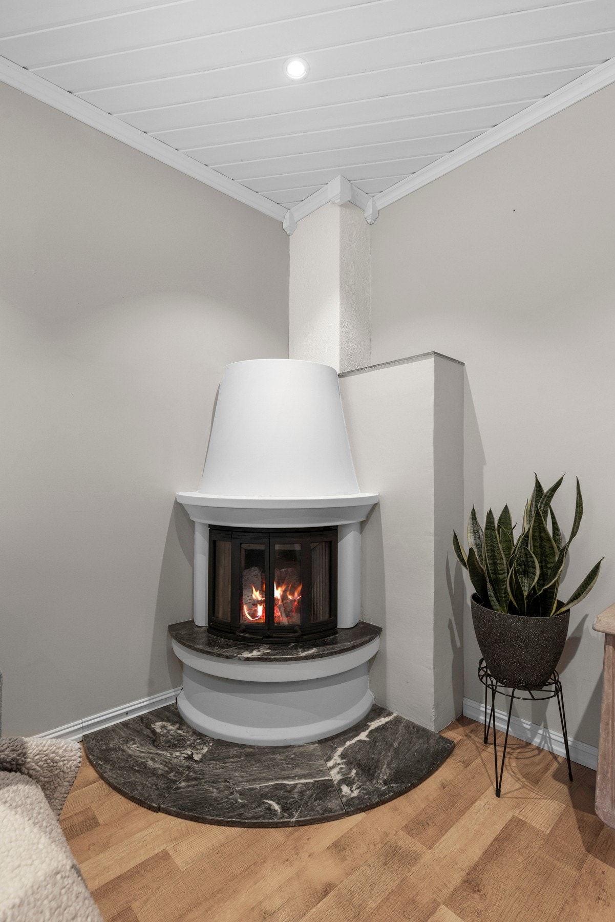 Stuen varmes opp med peis, som skaper en lun stemning i rommet Galleribilde