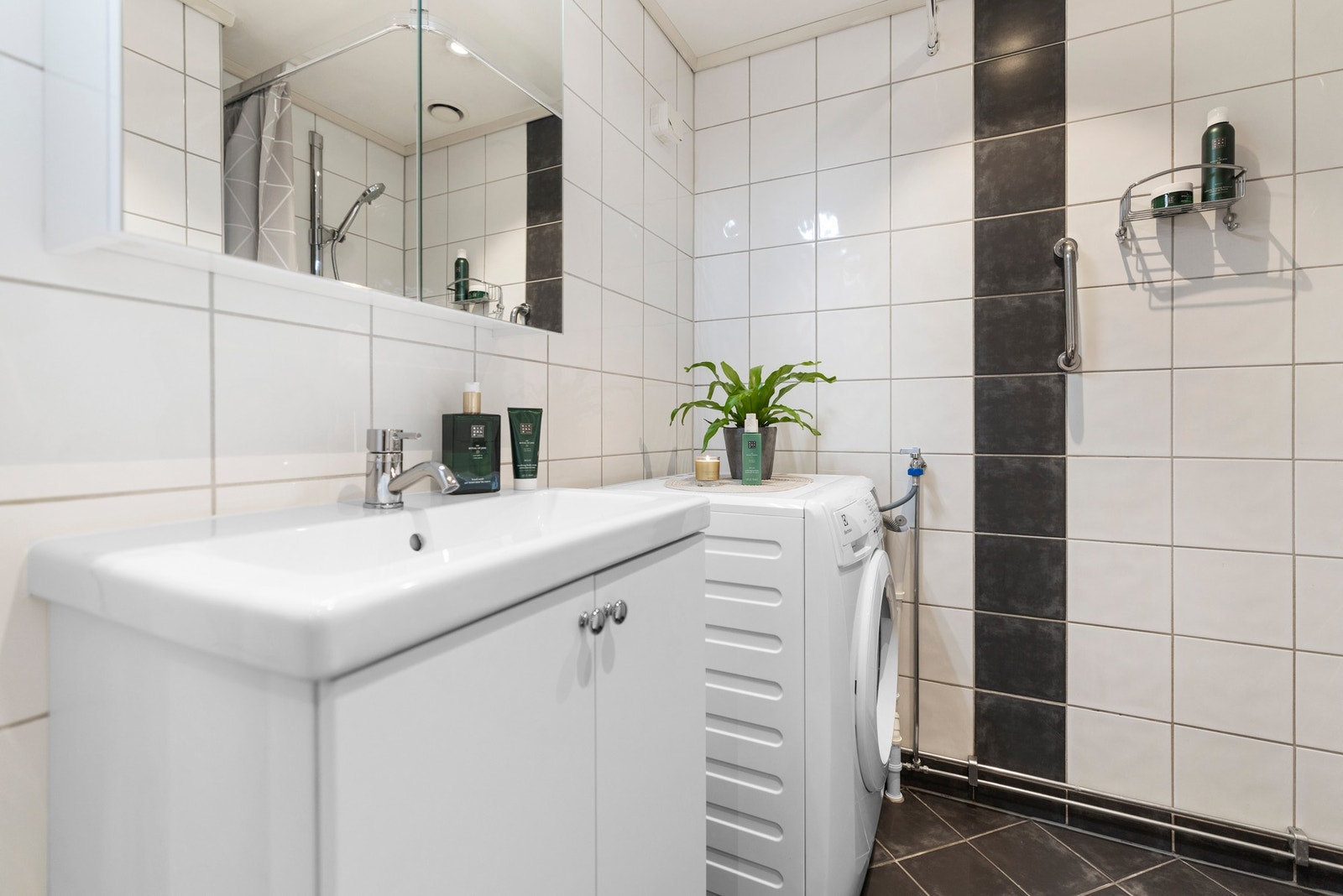 Bad pusset opp i regi av borettslaget i 2005, med opplegg for vaskemaskin og tørketrommel samt speilskap med lys over servanten Galleribilde