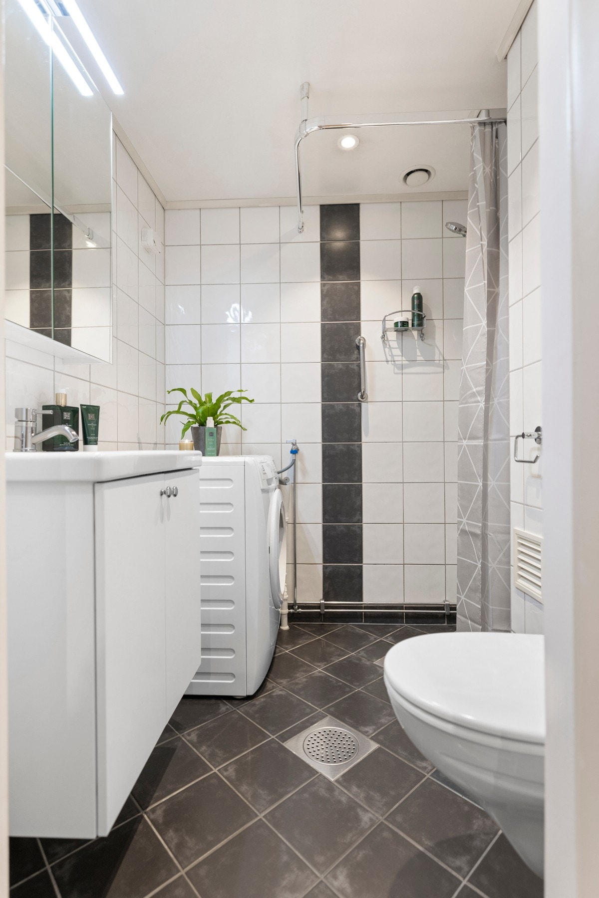 Flislagt bad oppgradert med ny innredning i 2024. Varme i gulvet og spotter i taket gir god komfort og belysning Galleribilde