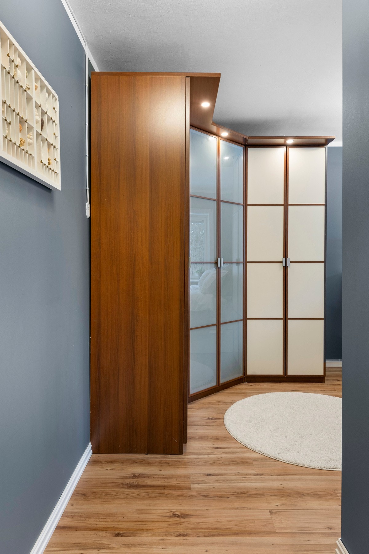 Praktisk løsning med mye oppbevaring Galleribilde