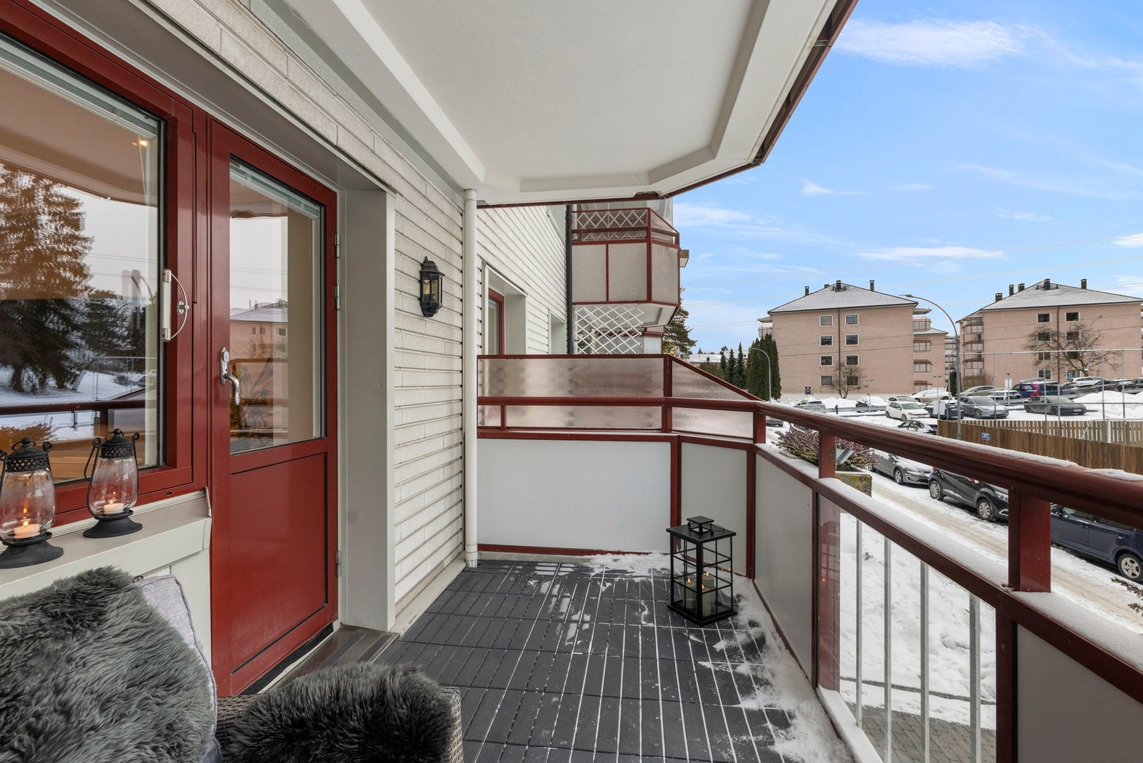 Utsikt fra balkongen mot grønne fellesområder og nærliggende lekeplass Galleribilde