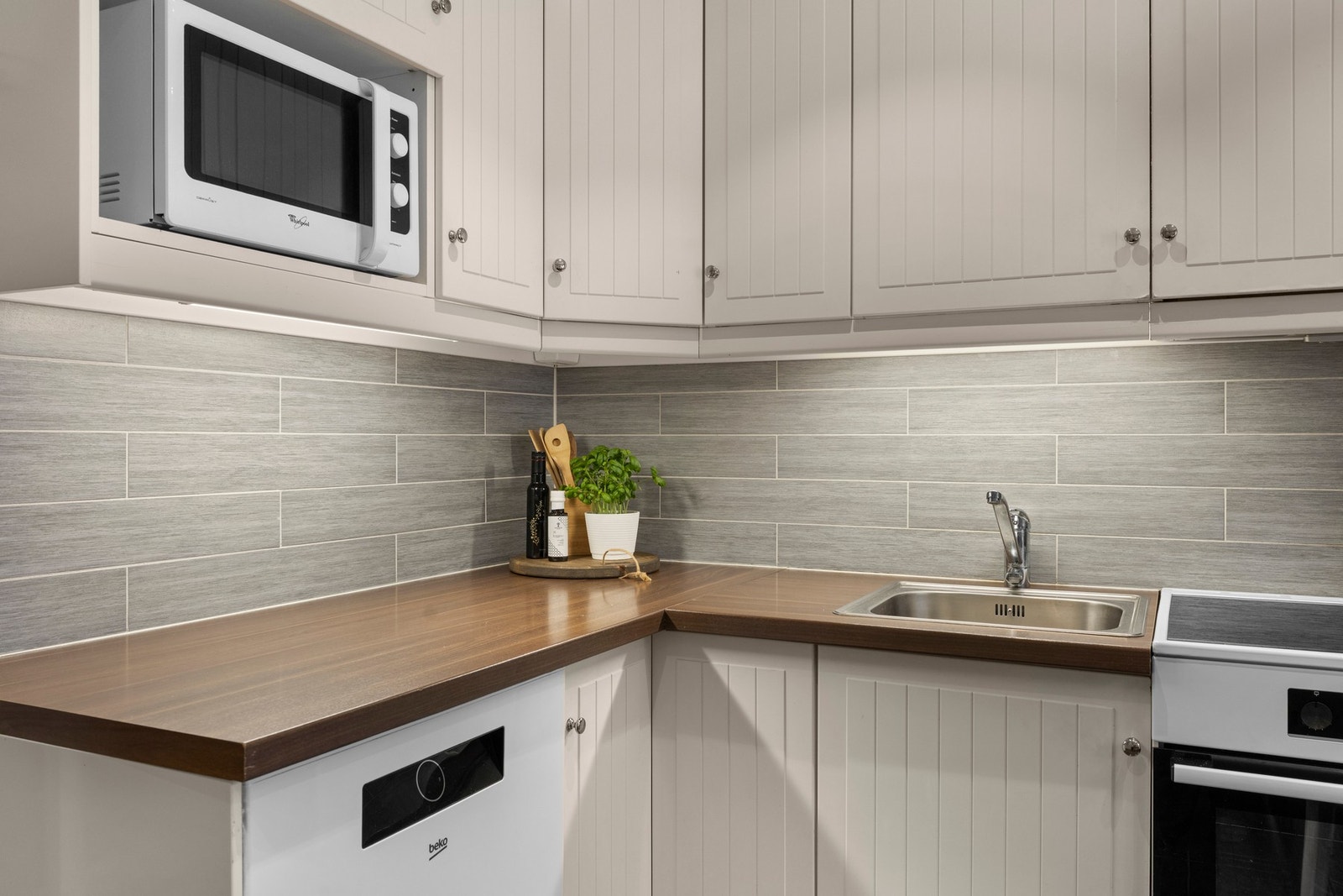 Induksjonstopp med komfyrvakt, ventilator med kullfilter og waterguard installert i 2024. Stekeovn og oppvaskmaskin er også byttet samme år Galleribilde