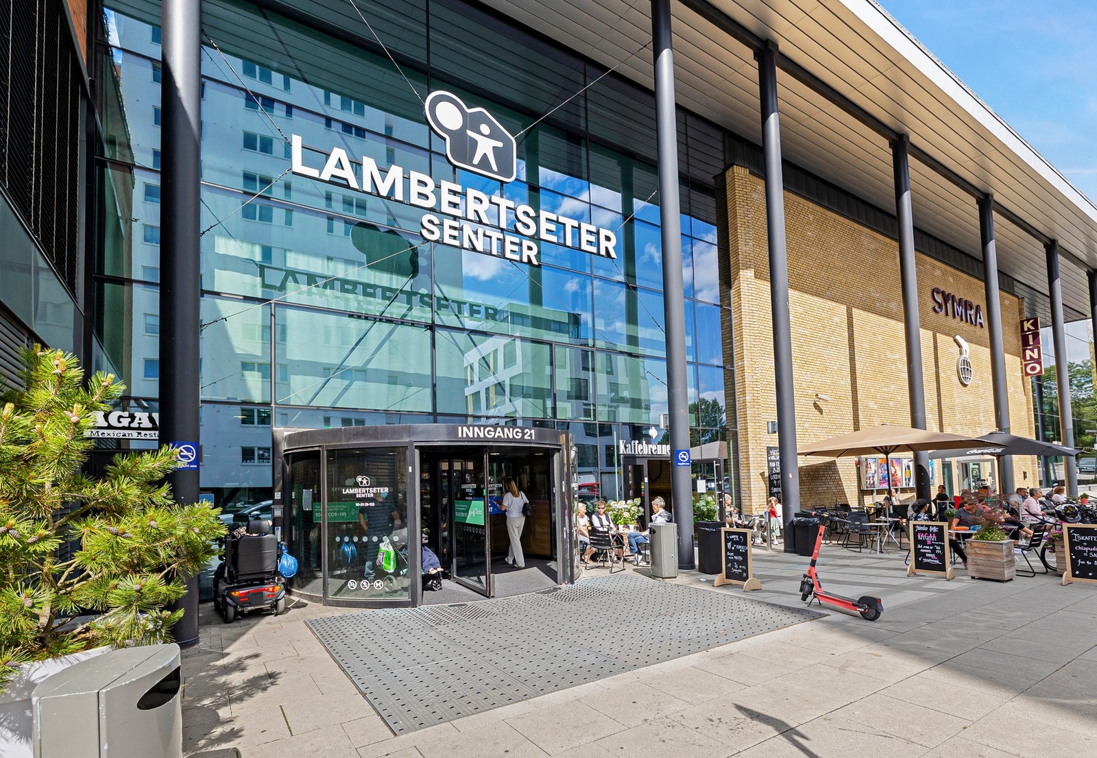 Lambertseter senter er et trivelig nærsenter med rundt 85 butikker og flere hyggelige spisesteder. Her finner du også Symra kino, Deichman bibliotek og helsehus Galleribilde