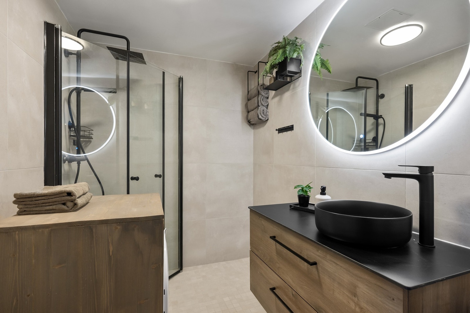 Pent flislagt baderom med opplegg for vaskemaskin. Baderommet ble pusset opp i 2016 og fikk ny innredning i 2021 Galleribilde