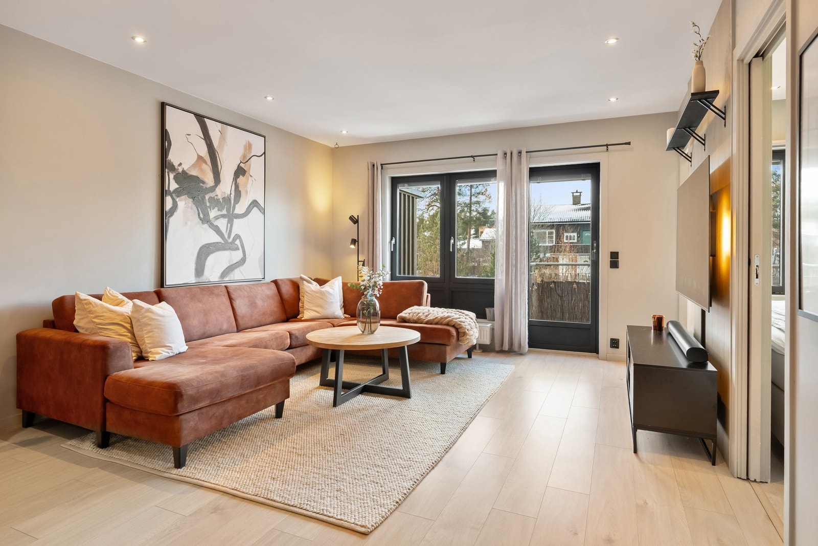 Leiligheten har en lys og luftig stue Galleribilde