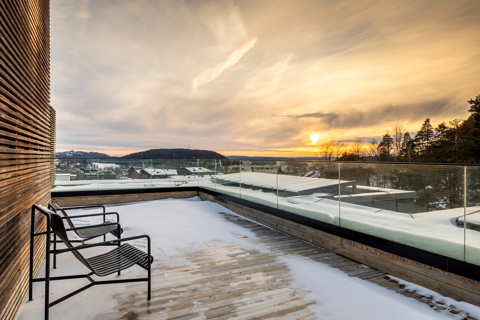 Opp i høyden har beboerne tilgang til en stor, herlig takterrasse med nydelig utsikt. Galleribilde