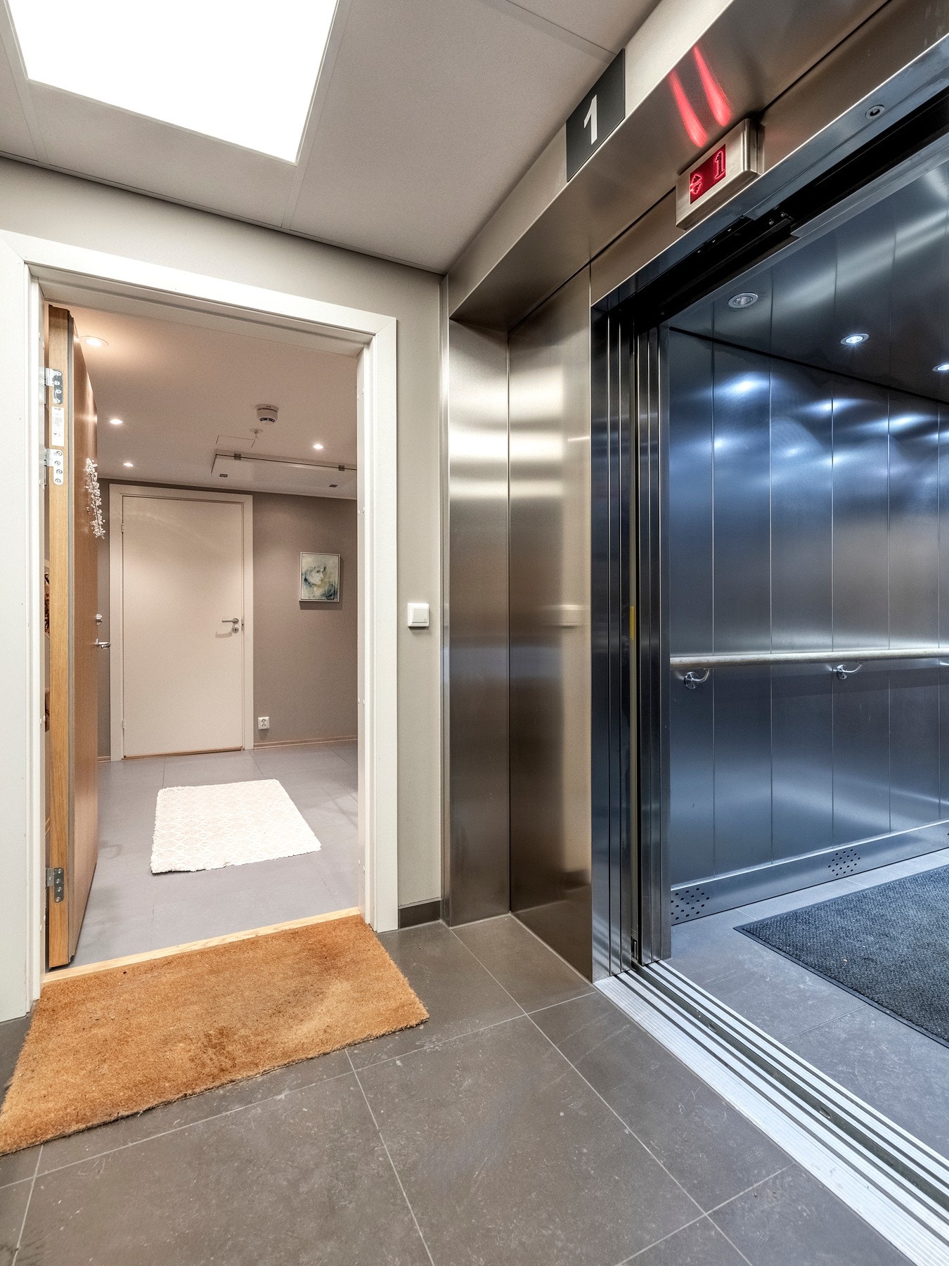 Leiligheten ligger i byggets første etasje og har adkomst via felles trapperom med heis. Galleribilde