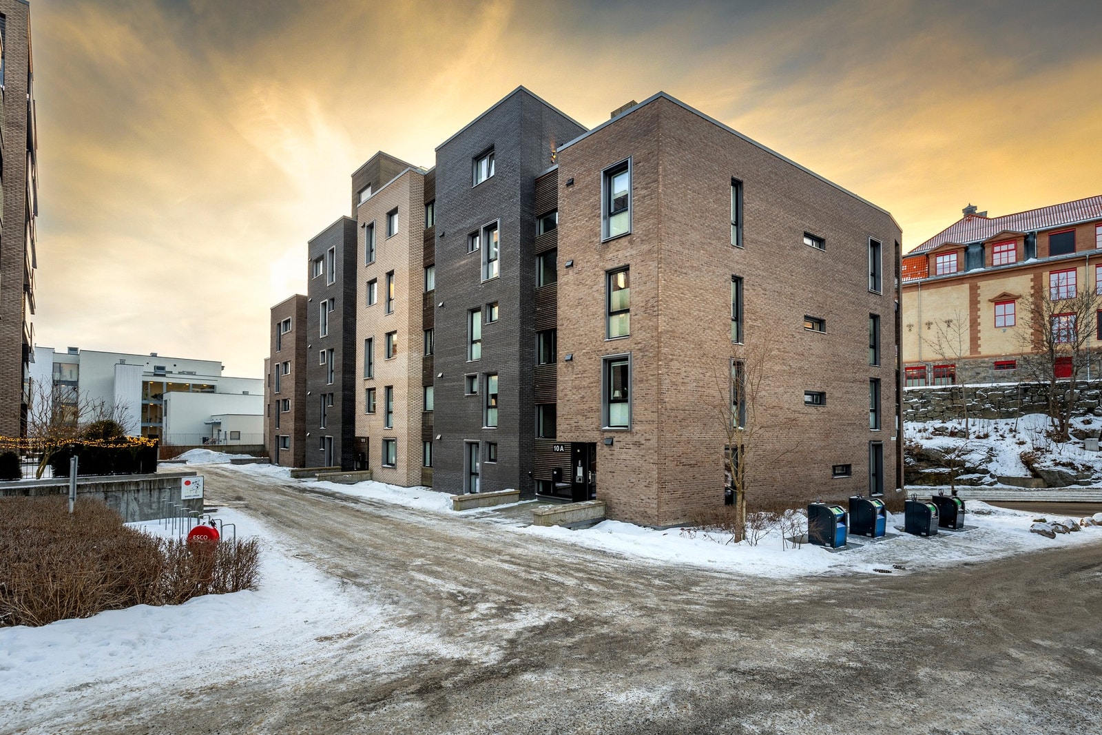 Fellesområdet i sameiet er pent opparbeidet med grøntområder, beplantning, belysning, asfalterte veier og gangtraseer. Galleribilde