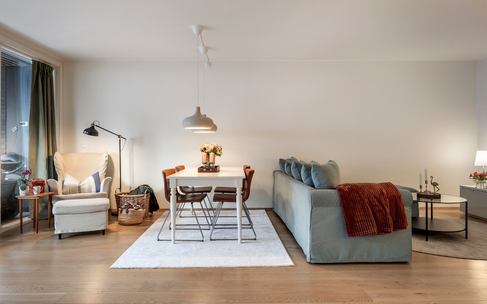 Leiligheten har en åpen stue- og kjøkkenløsning, noe som skaper et sosialt og hyggelig allrom. Galleribilde