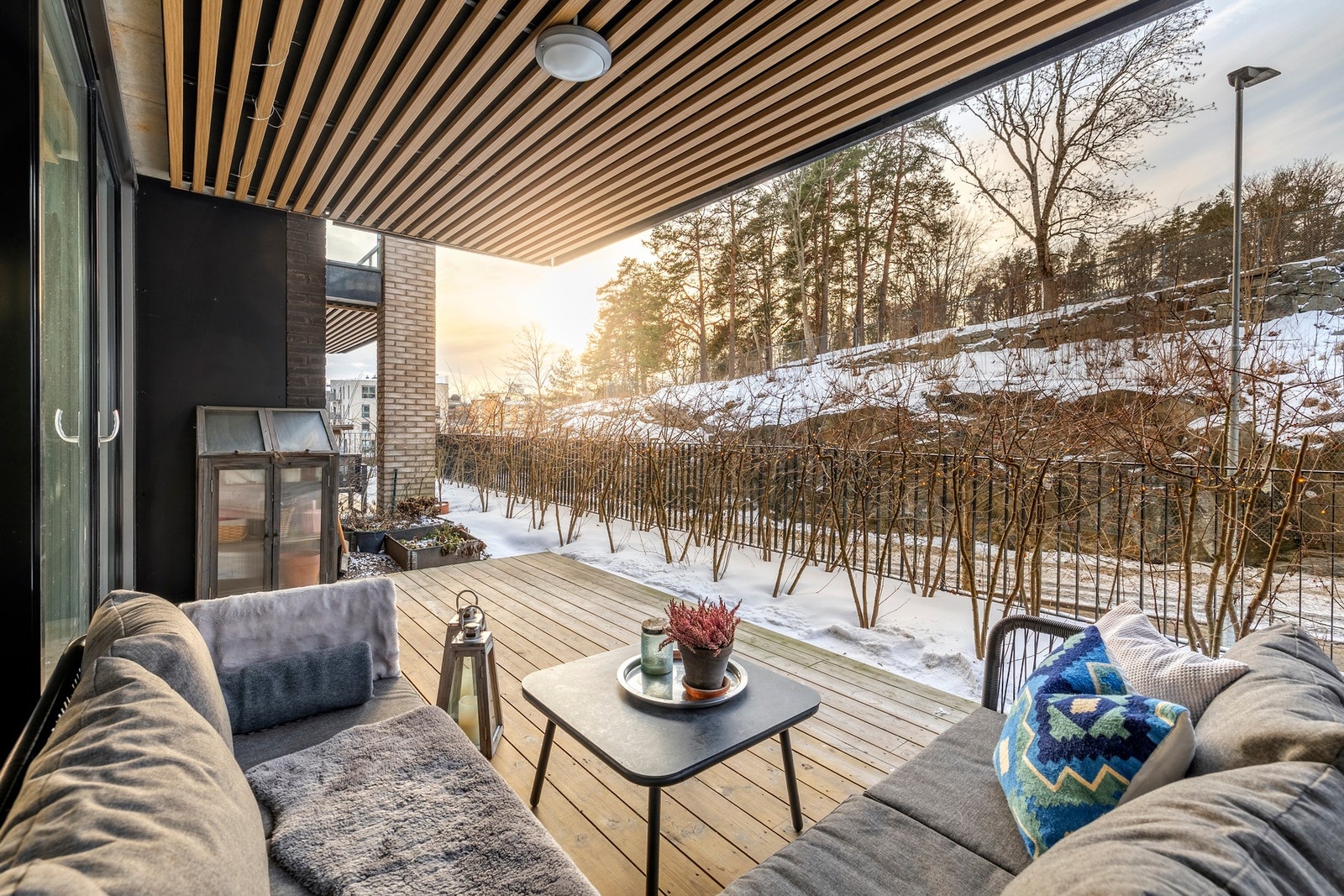 Balkongen har rikelig med plass til både utemøbler og grill, noe som legger til rette for hyggelige måltider og sosiale sammenkomster med venner og familie. Galleribilde