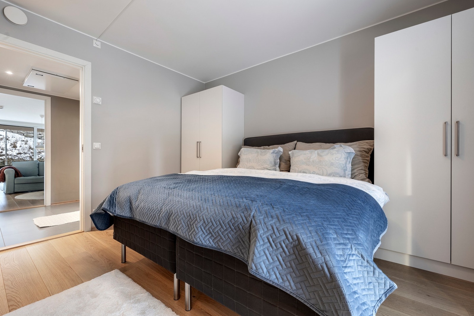 Hovedsoverommet ligger i en suiteløsning til det ene badet, og er meget romslig med god plass til dobbeltseng, nattbord og diverse. Galleribilde