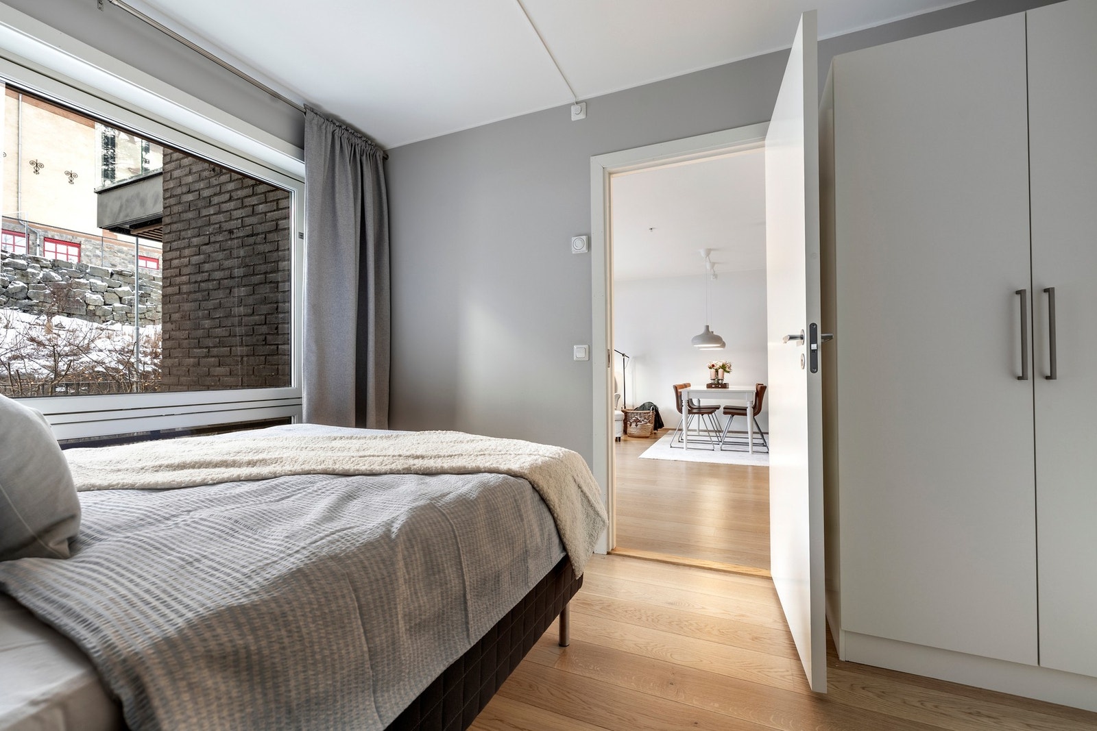 Begge soverommene er innredet med garderobeskap. Galleribilde