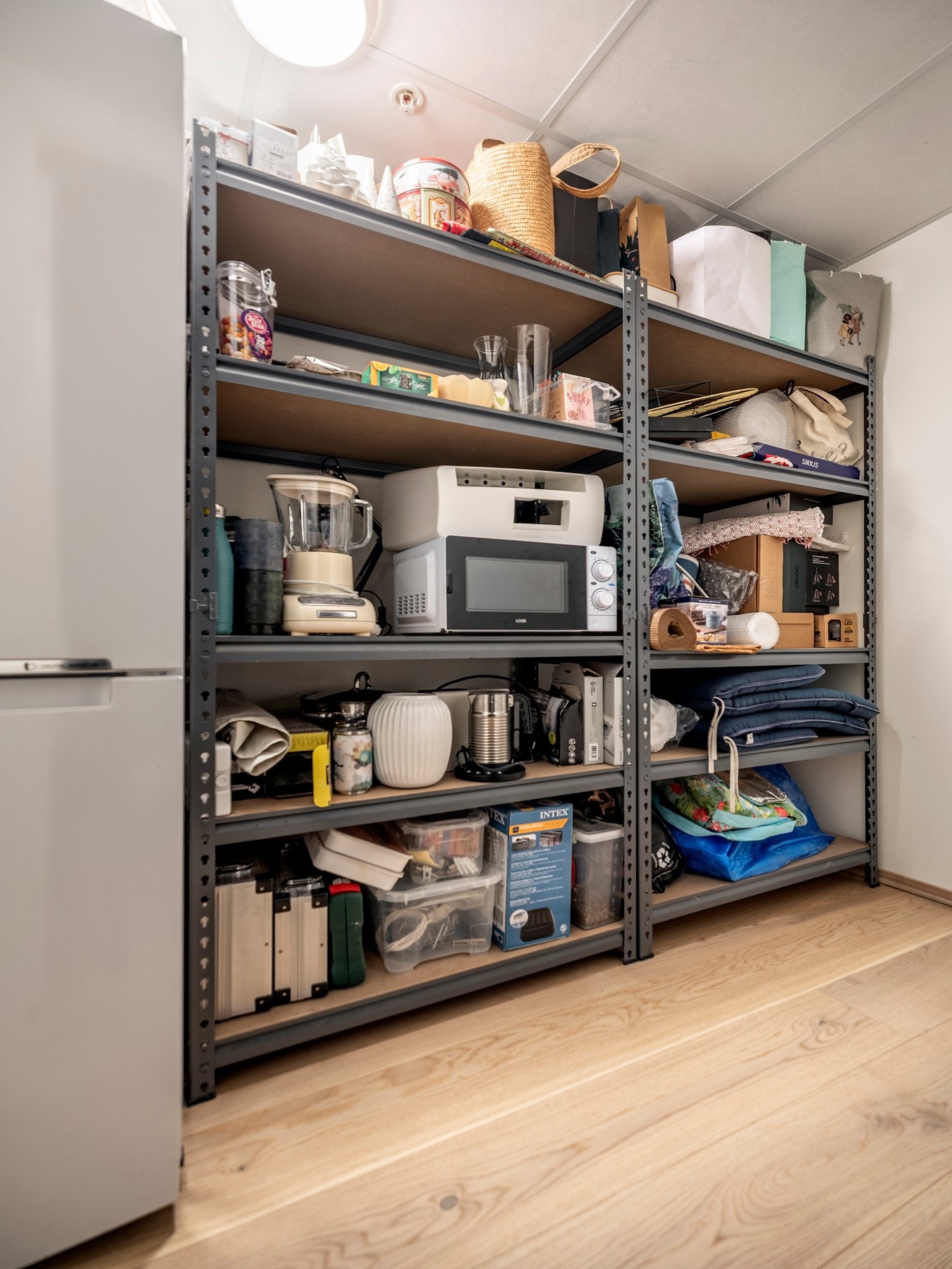 Det er ekstra lagringsplass i innvendig bod, samt en disponibel bod i kjeller på ca. 5 kvm. Galleribilde