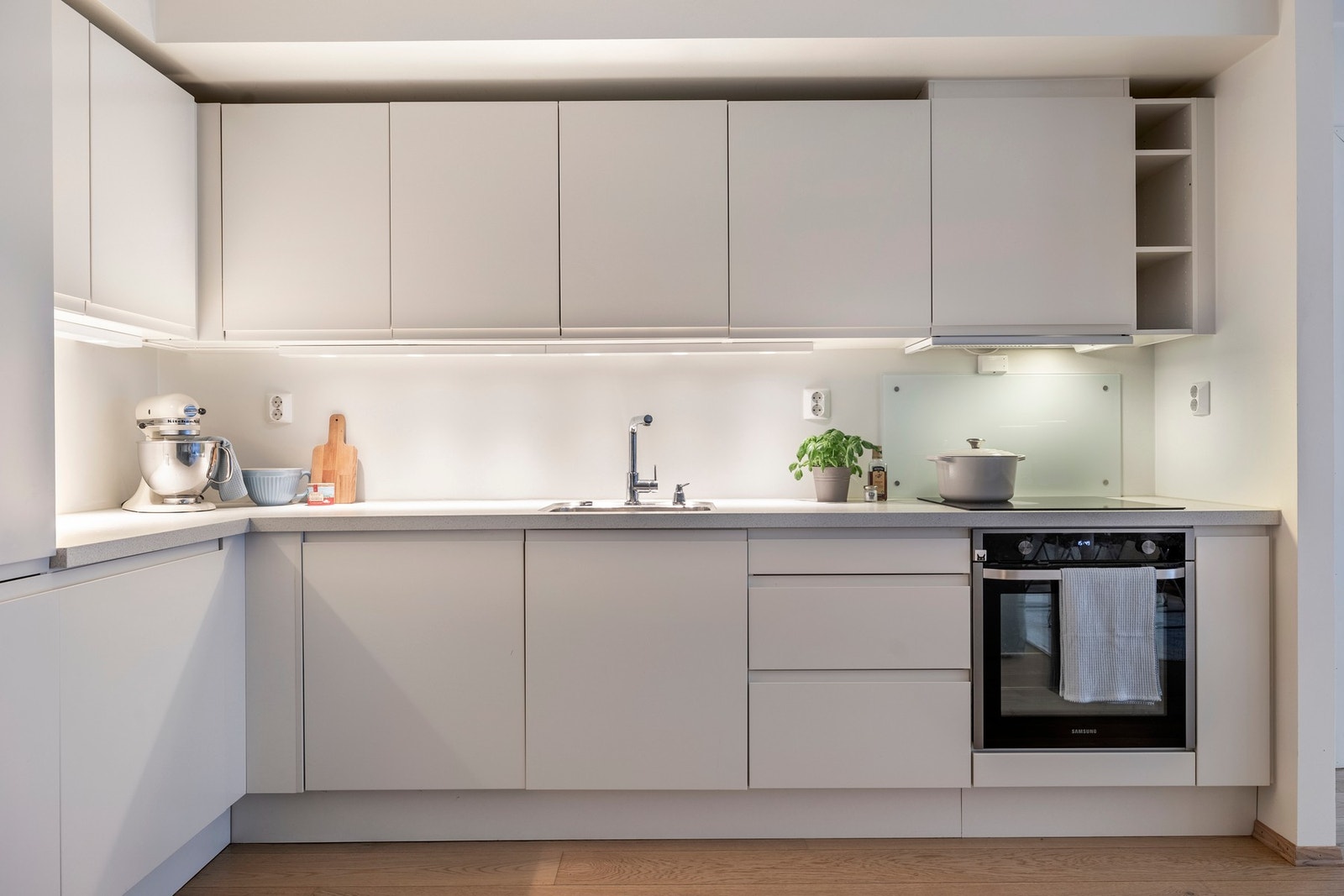 Kjøkkenet er utstyrt med integrerte hvitevarer som koketopp, stekeovn, oppvaskmaskin og kjøl/fryseksap. Galleribilde