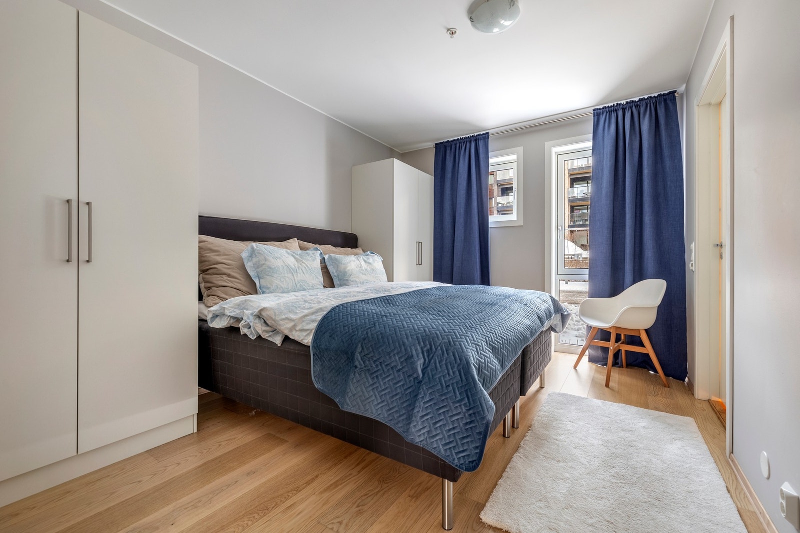 Det er to soverom, malt i behagelige fargetoner samt parkett på gulvet. Galleribilde