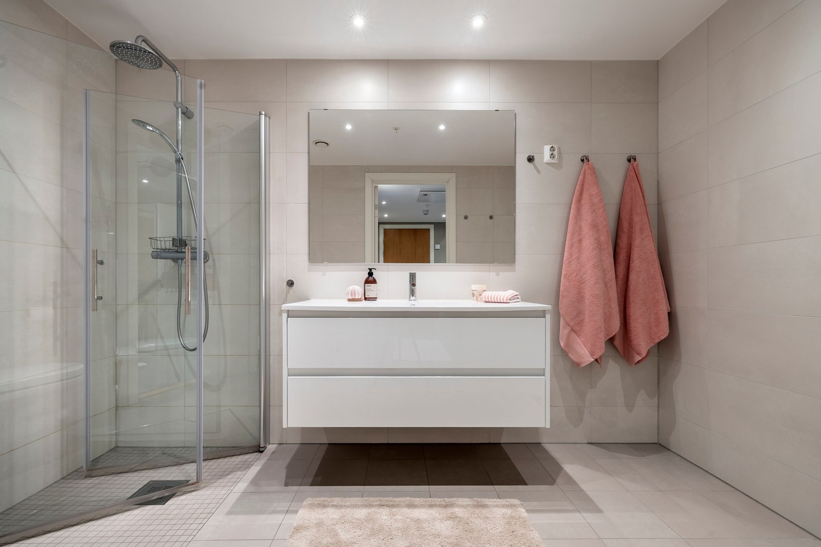 Badet er utstyrt med vegg- og gulvfliser, downlights, varmekabler og balansert ventilasjon. Galleribilde