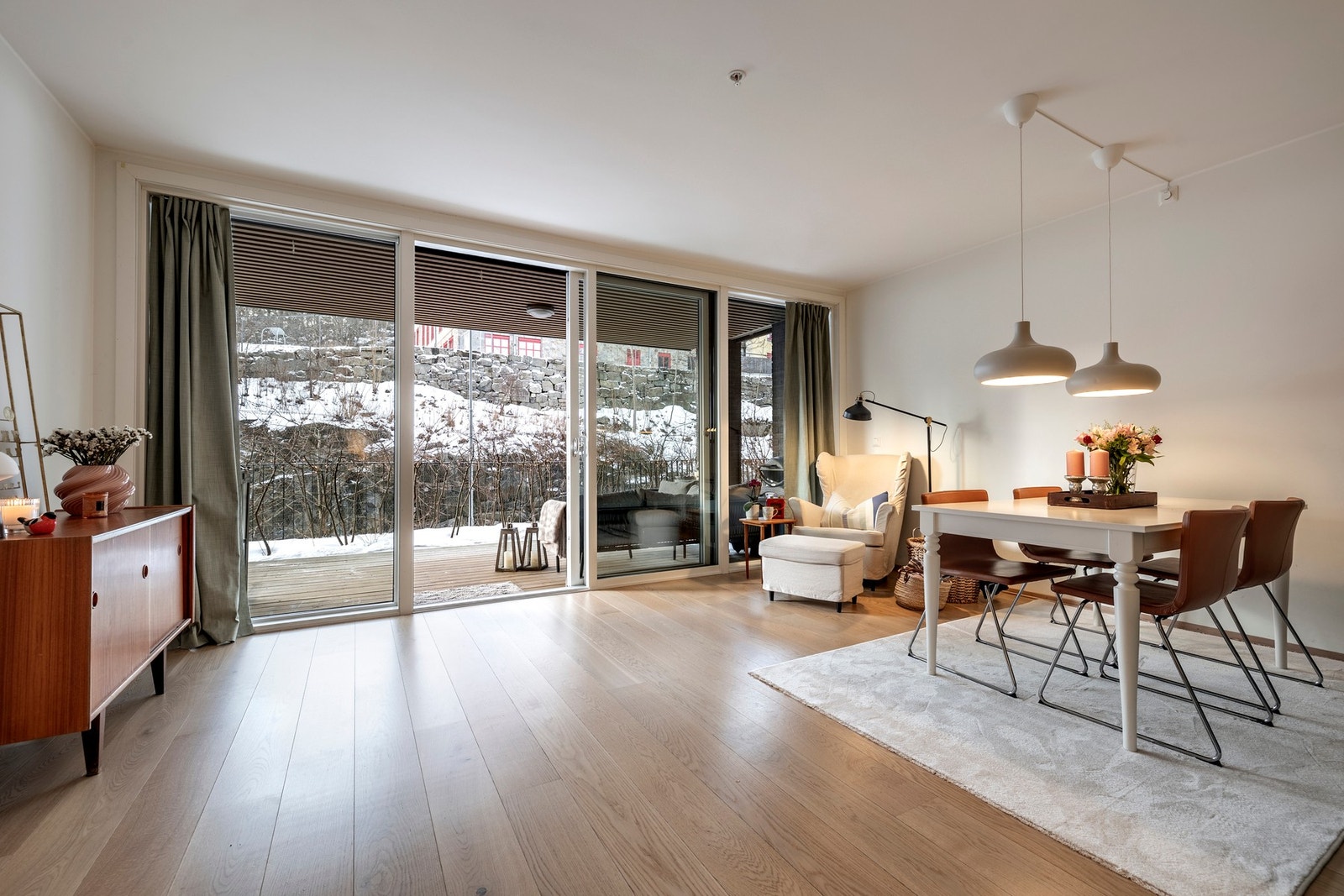 Dette er en lekker og gjennomgående 3-roms leilighet i første etasje med vannbåren gulvvarme og praktisk planløsning. Galleribilde