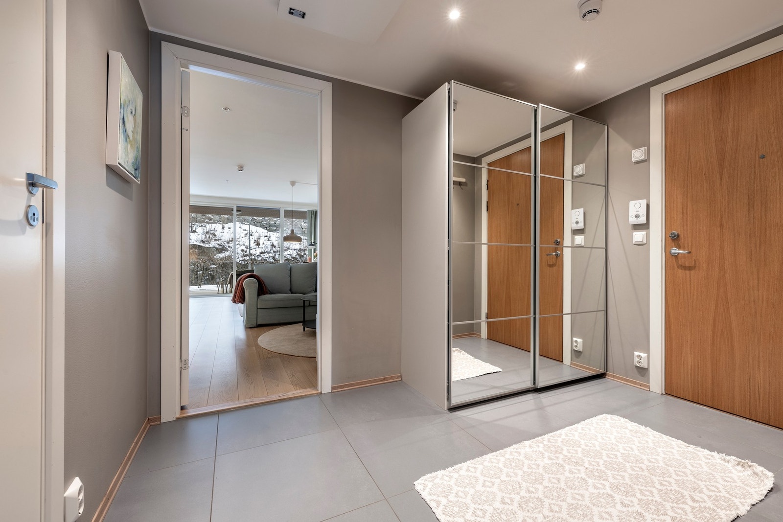 Entréen har downlights og flislagt gulv utstyrt med vannbåren gulvvarme. Galleribilde