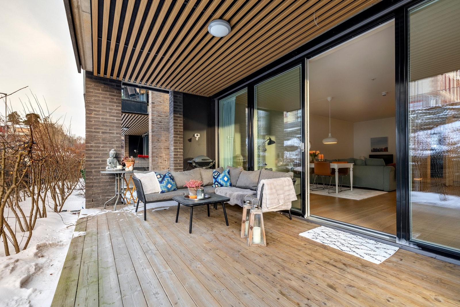 Fra stuen er det utgang til en terrasse på ca. 14 kvm, som funger som en naturlig forlengelse av stuen. Galleribilde