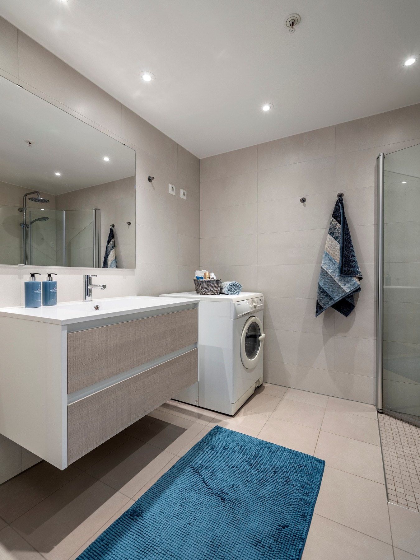 Badet er utstyrt med vegg- og gulvfliser, downlights, varmekabler og balansert ventilasjon. Galleribilde