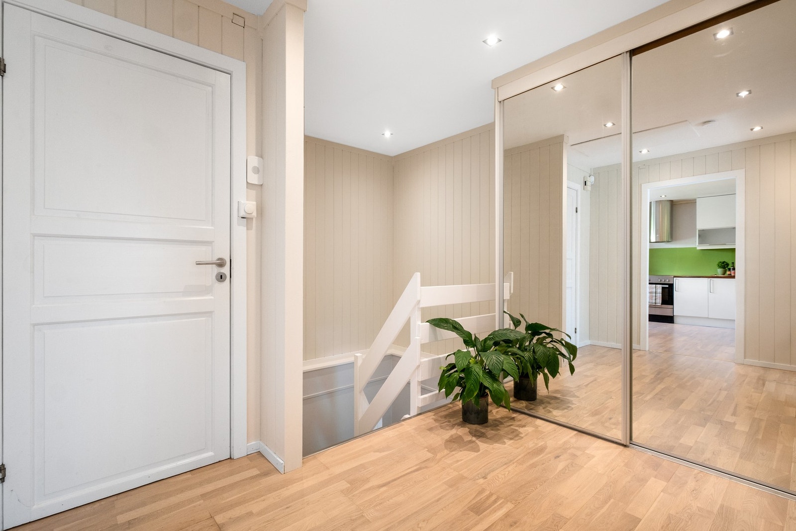 Velkommen inn til en romslig og innbydende gang med tidsriktige farger. Skyvedørsgarderobe gir god oppbevaringsplass. Galleribilde