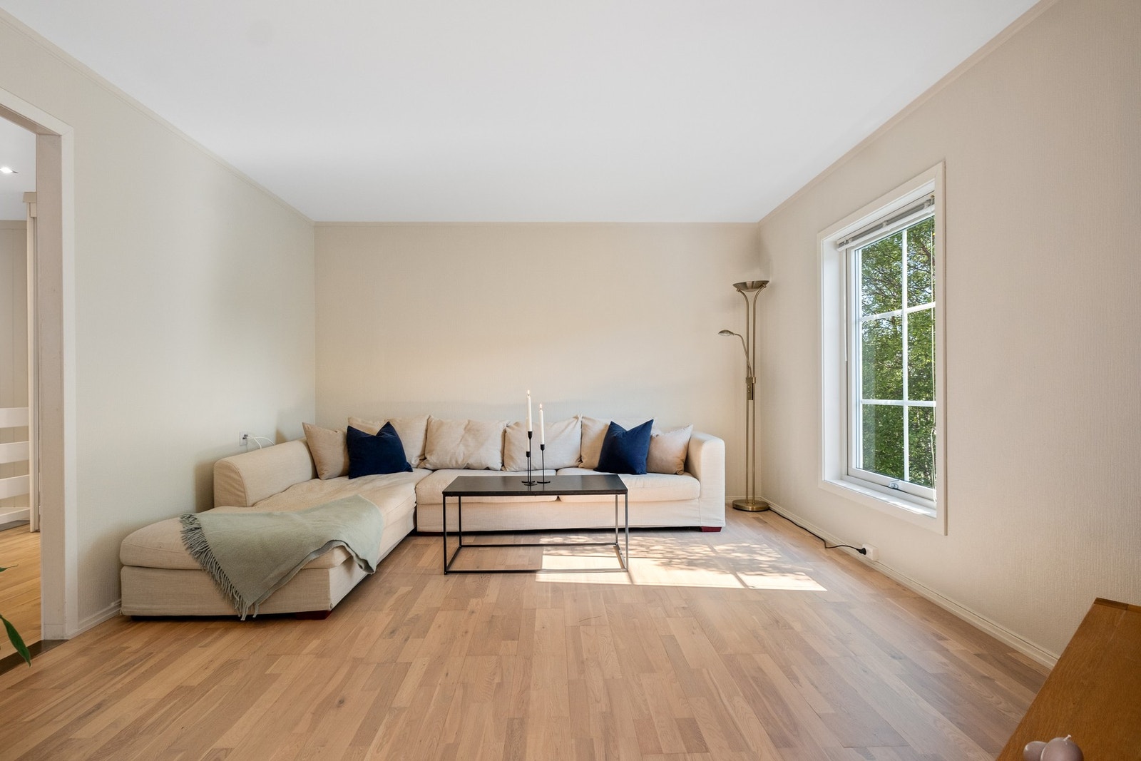 Og vinduet slipper inn rikelig med dagslys. Galleribilde