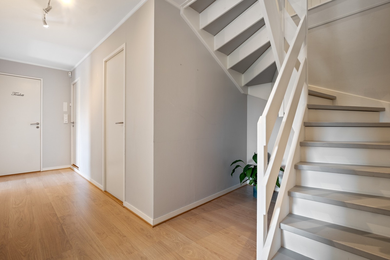 Når vi trer videre ned møtes vi av en praktisk hall som fordeler etasjen Galleribilde