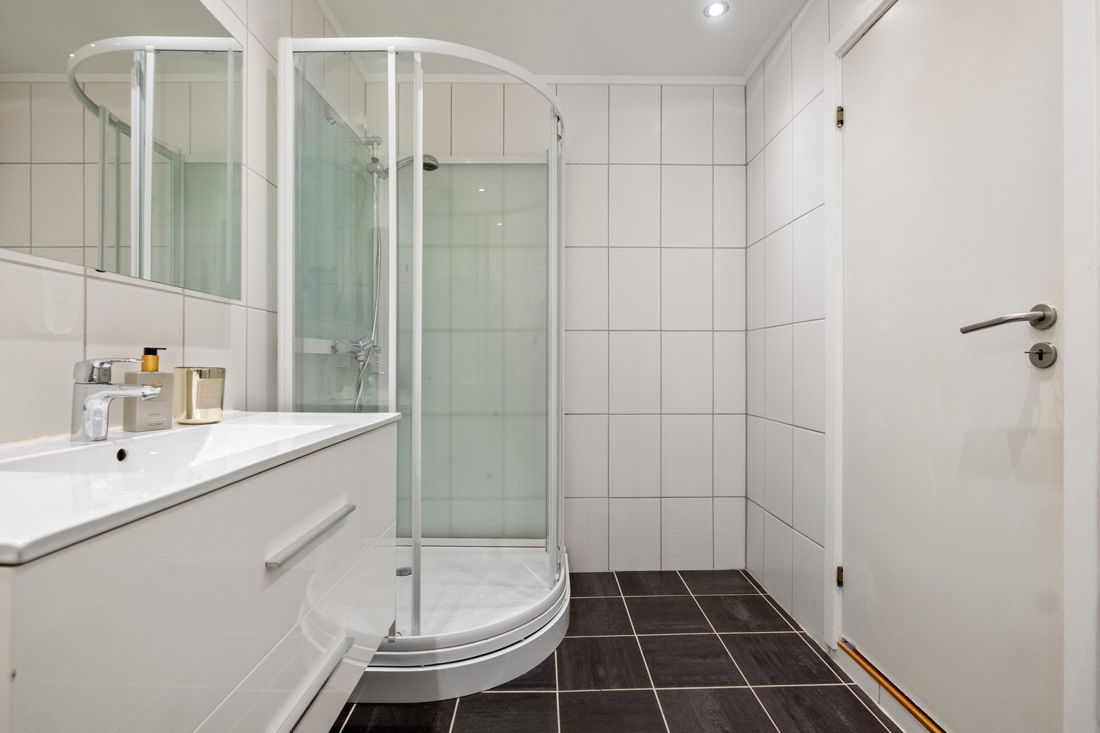 Flislagte vegger og gulv med varmekabler. Galleribilde