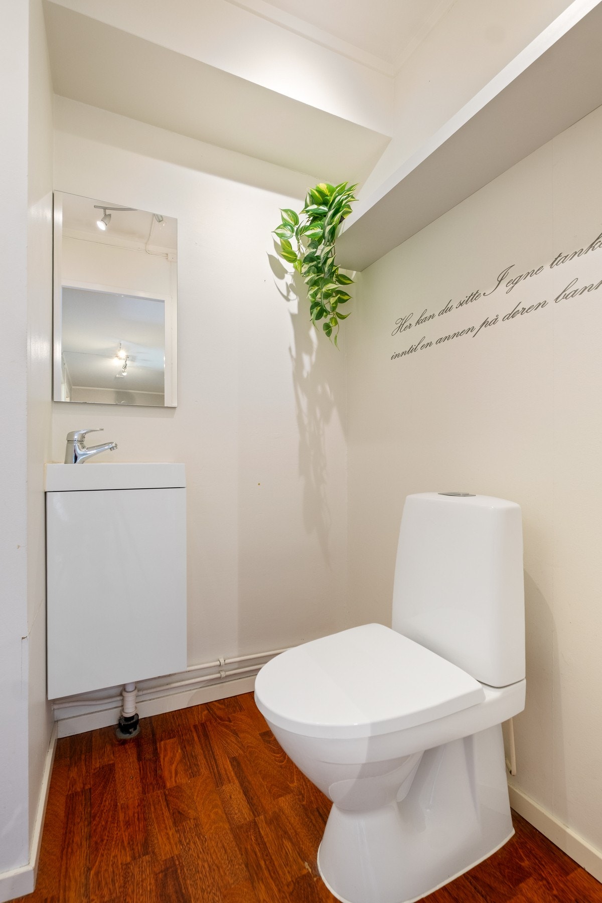 I tillegg til badet har boligen et eget separat toalett. Dette er en praktisk fordel i en travel hverdag og bidrar til en smidig morgenrutine for hele familien. Galleribilde