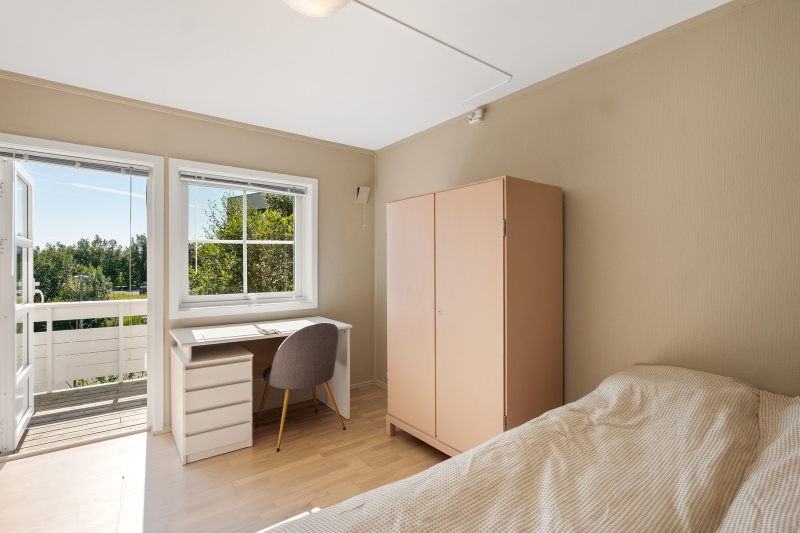 Behagelig lysinnslipp og nøytrale overflater gir et godt utgangspunkt for personlig innredning. Galleribilde